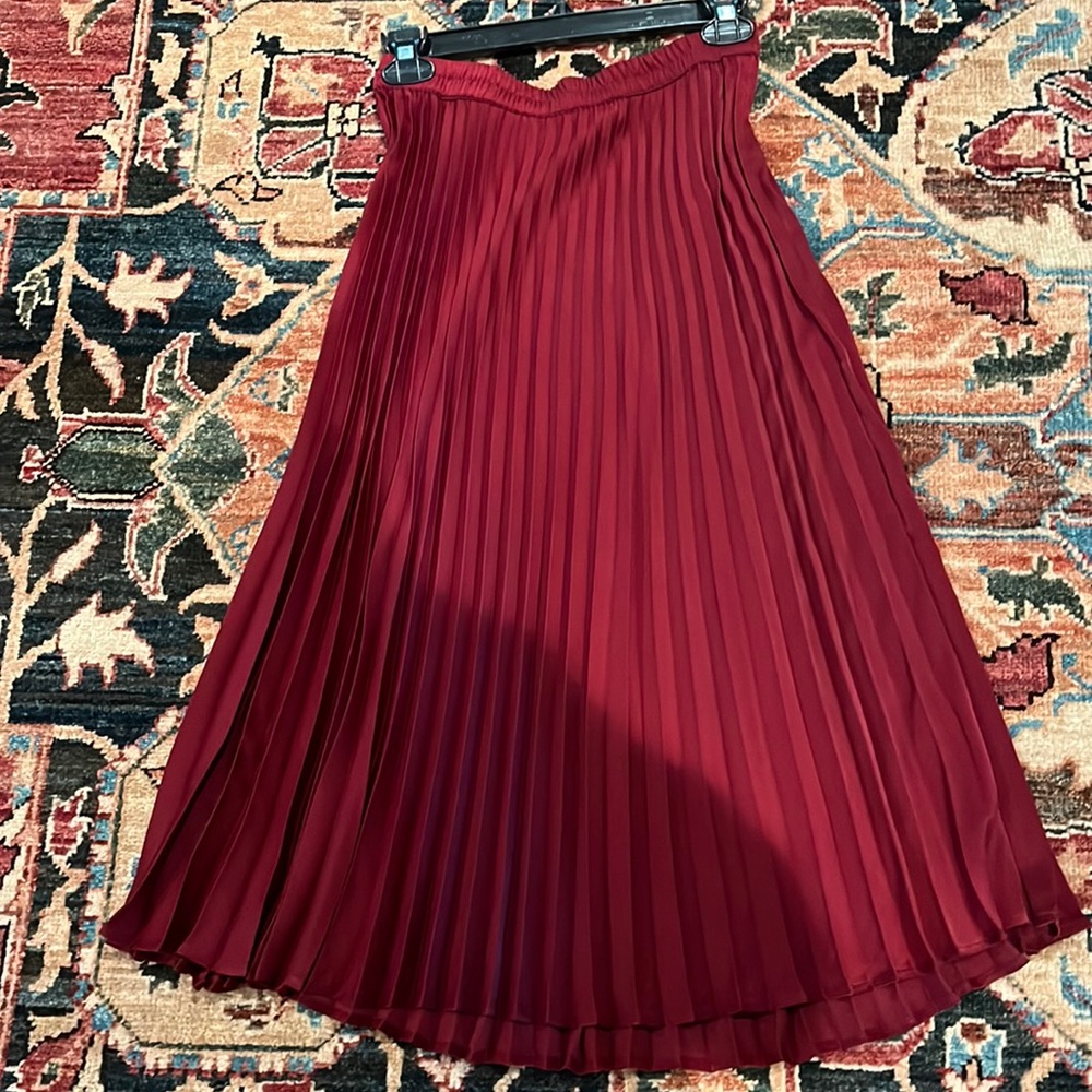 NWT Xirena pleated skirt. Rich wine color